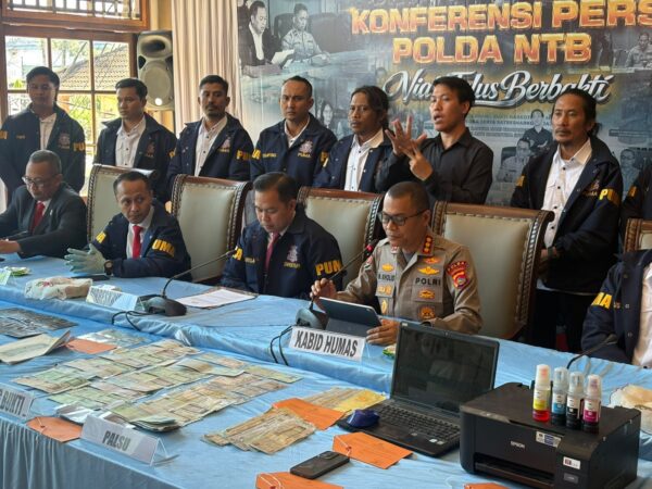 Sindikat Pemalsu STNK di Mataram Diringkus Polda NTB, Residivis 'Suhu' Pemalsuan Kembali Masuk Bui.(poto: radarntb.com).