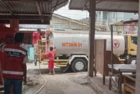 Penyaluran bantuan air bersih bagi warga RW 01 dan RW 02, Kelurahan Lambung Bukik, Kecamatan Pauh, Kota Padang.(poto: padangkita.com).
