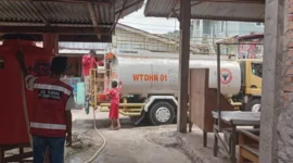 Penyaluran bantuan air bersih bagi warga RW 01 dan RW 02, Kelurahan Lambung Bukik, Kecamatan Pauh, Kota Padang.(poto: padangkita.com).