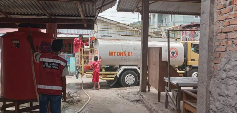 Penyaluran bantuan air bersih bagi warga RW 01 dan RW 02, Kelurahan Lambung Bukik, Kecamatan Pauh, Kota Padang.(poto: padangkita.com).