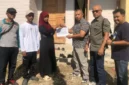 Destimar Irawati ketika menerima kunci rumah layak huni yang dibangun melalui dukungan PT Semen Padang bersama Forum Pemberdayaan Masyarakat (FPM) Kelurahan Baringin.(poto: padangkita.com).