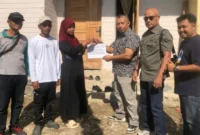 Destimar Irawati ketika menerima kunci rumah layak huni yang dibangun melalui dukungan PT Semen Padang bersama Forum Pemberdayaan Masyarakat (FPM) Kelurahan Baringin.(poto: padangkita.com).