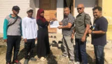 Destimar Irawati ketika menerima kunci rumah layak huni yang dibangun melalui dukungan PT Semen Padang bersama Forum Pemberdayaan Masyarakat (FPM) Kelurahan Baringin.(poto: padangkita.com).