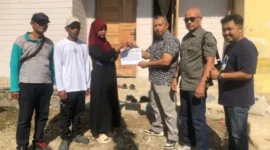 Destimar Irawati ketika menerima kunci rumah layak huni yang dibangun melalui dukungan PT Semen Padang bersama Forum Pemberdayaan Masyarakat (FPM) Kelurahan Baringin.(poto: padangkita.com).