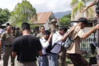 Sebanyak 10 orang pelajar diamankan oleh petugas BKO Kecamatan Lubuk Kilangan bersama Kasi Trantib.(poto: padangkita.com).