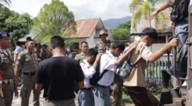 Sebanyak 10 orang pelajar diamankan oleh petugas BKO Kecamatan Lubuk Kilangan bersama Kasi Trantib.(poto: padangkita.com).