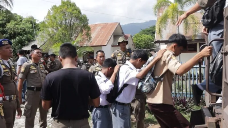 Sebanyak 10 orang pelajar diamankan oleh petugas BKO Kecamatan Lubuk Kilangan bersama Kasi Trantib.(poto: padangkita.com).