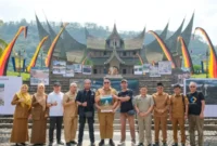 Wakil Bupati Tanah Datar, Ahmad Fadly, secara resmi membuka pameran foto Prahara Pulau Emas di Istano Basa Pagaruyung.(poto: padangkita.com).