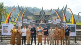 Wakil Bupati Tanah Datar, Ahmad Fadly, secara resmi membuka pameran foto Prahara Pulau Emas di Istano Basa Pagaruyung.(poto: padangkita.com).