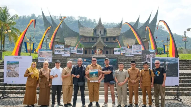 Wakil Bupati Tanah Datar, Ahmad Fadly, secara resmi membuka pameran foto Prahara Pulau Emas di Istano Basa Pagaruyung.(poto: padangkita.com).