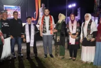 Wali Kota Padang Fadly Amran melepas secara resmi delegasi SatuPena Sumbar yang akan mengadakan safari puisi ke empat negara meliputi Indonesia, Malaysia, Singapura dan Thailand.(poto: padangkita.com).