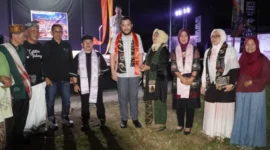 Wali Kota Padang Fadly Amran melepas secara resmi delegasi SatuPena Sumbar yang akan mengadakan safari puisi ke empat negara meliputi Indonesia, Malaysia, Singapura dan Thailand.(poto: padangkita.com).