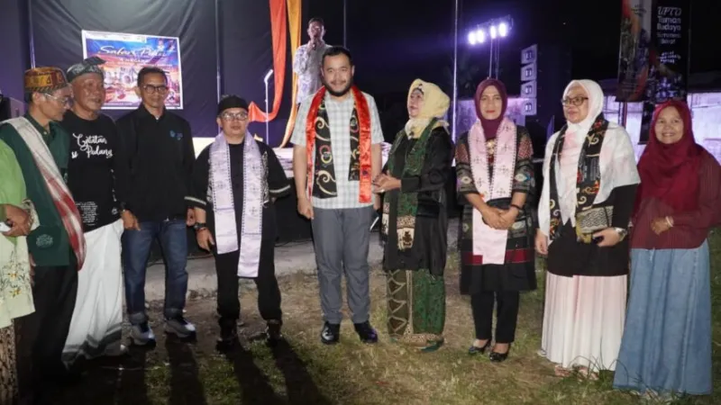 Wali Kota Padang Fadly Amran melepas secara resmi delegasi SatuPena Sumbar yang akan mengadakan safari puisi ke empat negara meliputi Indonesia, Malaysia, Singapura dan Thailand.(poto: padangkita.com).