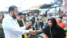 Wali Kota Padang, Fadly Amran, meninjau progres revitalisasi Pasar Raya Padang.(poto: padangkita.com).