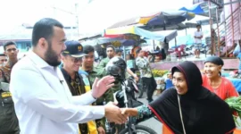 Wali Kota Padang, Fadly Amran, meninjau progres revitalisasi Pasar Raya Padang.(poto: padangkita.com).
