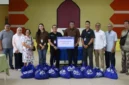 BRI Region 3 Padang menyalurkan bantuan paket sembako kepada Gereja GPIB Padang.(poto: padangkita.com).