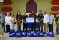 BRI Region 3 Padang menyalurkan bantuan paket sembako kepada Gereja GPIB Padang.(poto: padangkita.com).