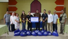 BRI Region 3 Padang menyalurkan bantuan paket sembako kepada Gereja GPIB Padang.(poto: padangkita.com).
