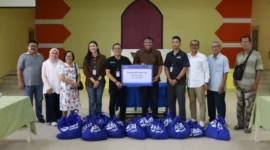 BRI Region 3 Padang menyalurkan bantuan paket sembako kepada Gereja GPIB Padang.(poto: padangkita.com).