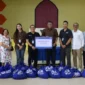BRI Region 3 Padang menyalurkan bantuan paket sembako kepada Gereja GPIB Padang.(poto: padangkita.com).