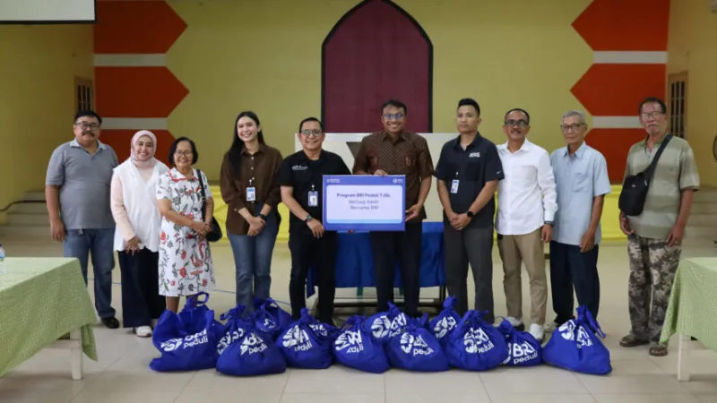 BRI Region 3 Padang menyalurkan bantuan paket sembako kepada Gereja GPIB Padang.(poto: padangkita.com).