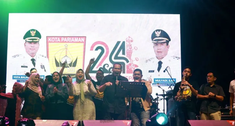Wali Kota Pariaman Yota Balad saat menghadiri panggung hiburan rakyat yang menjadi acara puncak peringatan ke-24 Hari Jadi Kota Pariaman.( poto : padangkita.com)