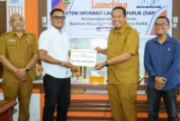 Wali Kota Pariaman Yota Balad menyerahkan bantuan keuangan untuk 8 partai politik (parpol) yang punya kursi di DPRD Pariaman. ( poto : padangkita.com)