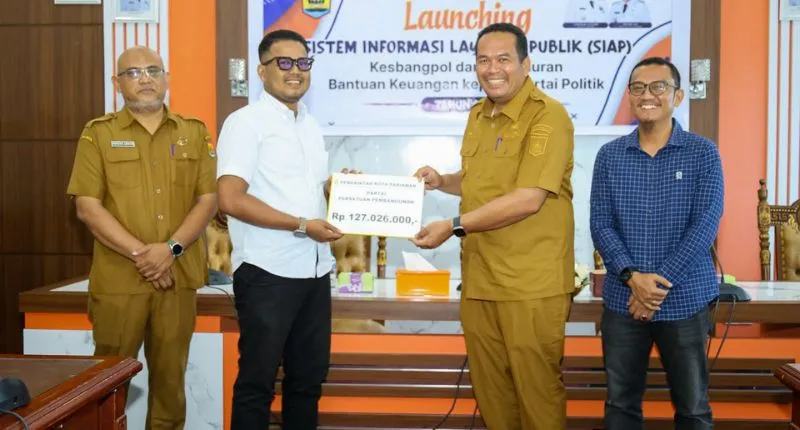 Wali Kota Pariaman Yota Balad menyerahkan bantuan keuangan untuk 8 partai politik (parpol) yang punya kursi di DPRD Pariaman. ( poto : padangkita.com)