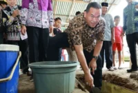 Wali Kota Pariaman, Yota Balad meletakkan batu pertama pembangunan 2 unit Rumah Layak Huni (RLH) di Kecamatan Pariaman Tengah, Kota Pariaman.( poto: padangkita.com).