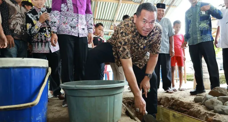 Wali Kota Pariaman, Yota Balad meletakkan batu pertama pembangunan 2 unit Rumah Layak Huni (RLH) di Kecamatan Pariaman Tengah, Kota Pariaman.( poto: padangkita.com).