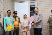 Sekretaris Utama (Sestama) Badan Nasional Penanggulangan Bencana (BNPB), Rustian bersama Wali Kota Pariaman, Yota Balad menyerahkan rumah hunian tetap (Huntap) mandiri.(poto: padangkita.com).