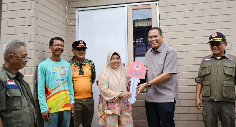 Sekretaris Utama (Sestama) Badan Nasional Penanggulangan Bencana (BNPB), Rustian bersama Wali Kota Pariaman, Yota Balad menyerahkan rumah hunian tetap (Huntap) mandiri.(poto: padangkita.com).