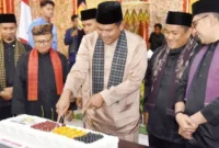 Wali Kota Pariaman Yota Balad memotong kue dalam rangkaian Sidang Paripurna Istimewa DPRD tentang HUT ke-24 Kota Pariaman. ( poto : padangkita.com )