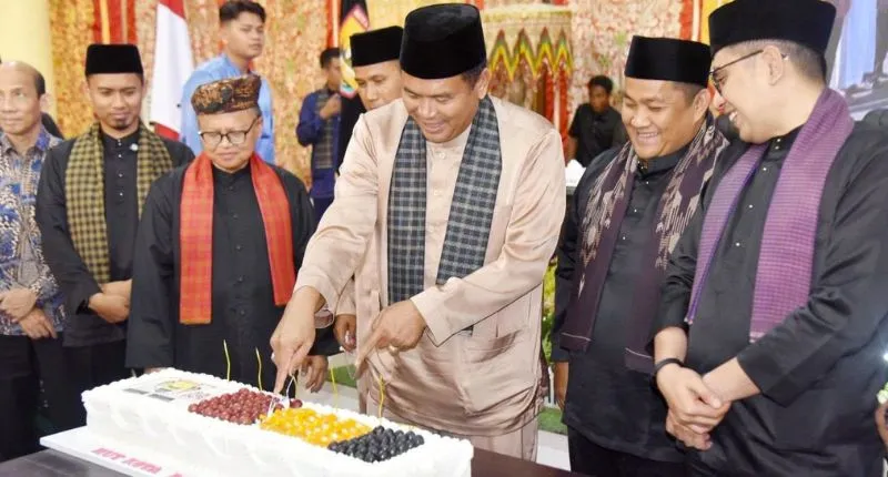 Wali Kota Pariaman Yota Balad memotong kue dalam rangkaian Sidang Paripurna Istimewa DPRD tentang HUT ke-24 Kota Pariaman. ( poto : padangkita.com )