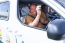 Usai meresmikan Program LANJUT, Wali Kota Pariaman Yota Balad langsung mencoba armada listrik untuk menjemput dan mengatar pasien dari Puskesmas ke RSUD dr Sadikin.(poto: padangkita.com).