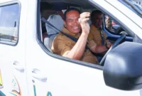Usai meresmikan Program LANJUT, Wali Kota Pariaman Yota Balad langsung mencoba armada listrik untuk menjemput dan mengatar pasien dari Puskesmas ke RSUD dr Sadikin.(poto: padangkita.com).