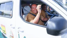 Usai meresmikan Program LANJUT, Wali Kota Pariaman Yota Balad langsung mencoba armada listrik untuk menjemput dan mengatar pasien dari Puskesmas ke RSUD dr Sadikin.(poto: padangkita.com).