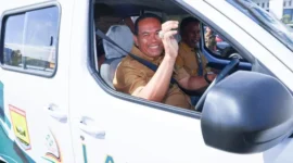 Usai meresmikan Program LANJUT, Wali Kota Pariaman Yota Balad langsung mencoba armada listrik untuk menjemput dan mengatar pasien dari Puskesmas ke RSUD dr Sadikin.(poto: padangkita.com).