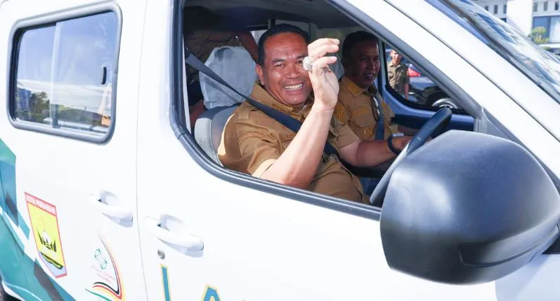 Usai meresmikan Program LANJUT, Wali Kota Pariaman Yota Balad langsung mencoba armada listrik untuk menjemput dan mengatar pasien dari Puskesmas ke RSUD dr Sadikin.(poto: padangkita.com).