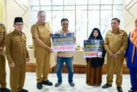 Wali Kota Pariaman Yota Balad menyerahkan bantuan usaha kepada warga terdampak bencana.(poto: padangkita.com)