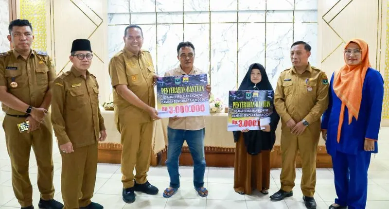 Wali Kota Pariaman Yota Balad menyerahkan bantuan usaha kepada warga terdampak bencana.(poto: padangkita.com)