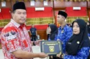 Wali Kota Pariaman, Yota Balad menyerahkan Surat Keputusan (SK) pengangkatan Pegawai Negeri Sipil (PNS) dan mengambil sumpah 150 PNS di lingkungan Pemerintah Kota (Pemko) Pariaman.(poto: padangkita.com).