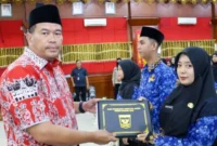 Wali Kota Pariaman, Yota Balad menyerahkan Surat Keputusan (SK) pengangkatan Pegawai Negeri Sipil (PNS) dan mengambil sumpah 150 PNS di lingkungan Pemerintah Kota (Pemko) Pariaman.(poto: padangkita.com).