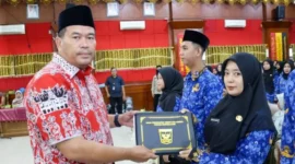 Wali Kota Pariaman, Yota Balad menyerahkan Surat Keputusan (SK) pengangkatan Pegawai Negeri Sipil (PNS) dan mengambil sumpah 150 PNS di lingkungan Pemerintah Kota (Pemko) Pariaman.(poto: padangkita.com).