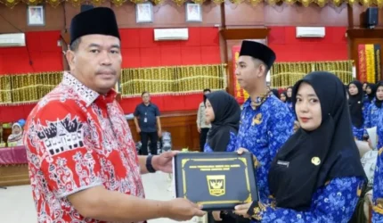 Wali Kota Pariaman Yota Balad menyerahkan SK dan mengambil sumpah 150 PNS formasi 2024. ASN baru diminta terapkan nilai BerAKHLAK.
