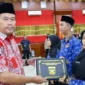 Wali Kota Pariaman, Yota Balad menyerahkan Surat Keputusan (SK) pengangkatan Pegawai Negeri Sipil (PNS) dan mengambil sumpah 150 PNS di lingkungan Pemerintah Kota (Pemko) Pariaman.(poto: padangkita.com).