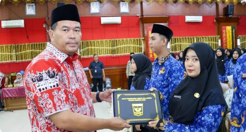 Wali Kota Pariaman, Yota Balad menyerahkan Surat Keputusan (SK) pengangkatan Pegawai Negeri Sipil (PNS) dan mengambil sumpah 150 PNS di lingkungan Pemerintah Kota (Pemko) Pariaman.(poto: padangkita.com).