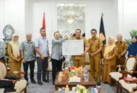 Kanwil Kemenkum Sumatera Barat (Sumbar), Alpius Sarumaha menyerahkan sertifikat merek Batik Sampan Pariaman kepada Wali Kota Pariaman, Yota Balad di Ruang Kerja Wali Kota Pariaman, Selasa (7/7/2026).( poto : padangkita.com).