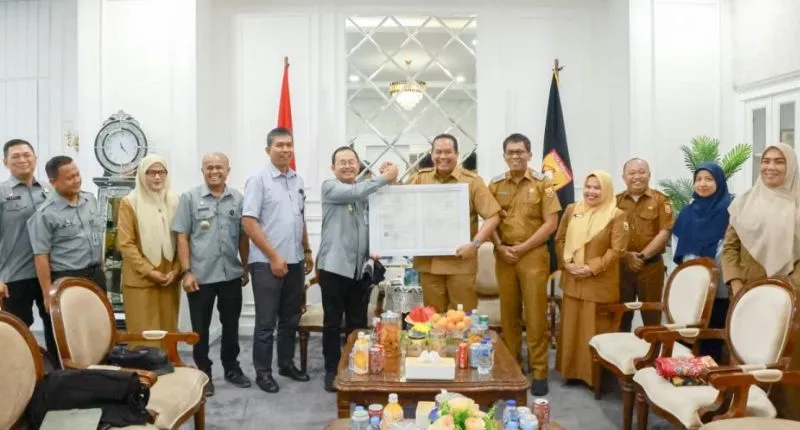 Kanwil Kemenkum Sumatera Barat (Sumbar), Alpius Sarumaha menyerahkan sertifikat merek Batik Sampan Pariaman kepada Wali Kota Pariaman, Yota Balad di Ruang Kerja Wali Kota Pariaman, Selasa (7/7/2026).( poto : padangkita.com).