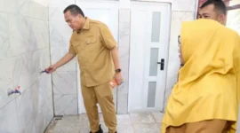 Wali Kota Pariaman Yota Balad meninjau progres rehab sekolah melalui program bantuan dari Kemendikdasmen. (poto: padangkita.com)